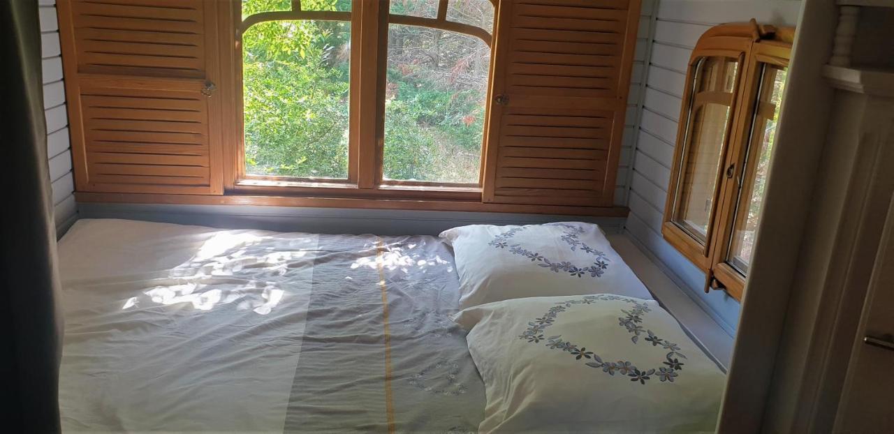 Roulotte En Bois Sud France Guest House Le Soler Exterior photo
